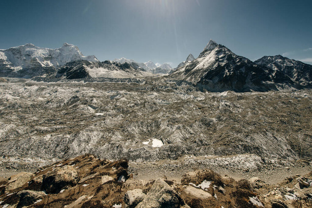 vue sur les montagnes depuis Gokyo Ri. montagnes enneigées et ciel dégagé en Himalaya, Népal. Photo de haute qualité - Photo, image