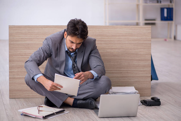 Junge männliche Angestellte macht Überstunden im Büro - Foto, Bild