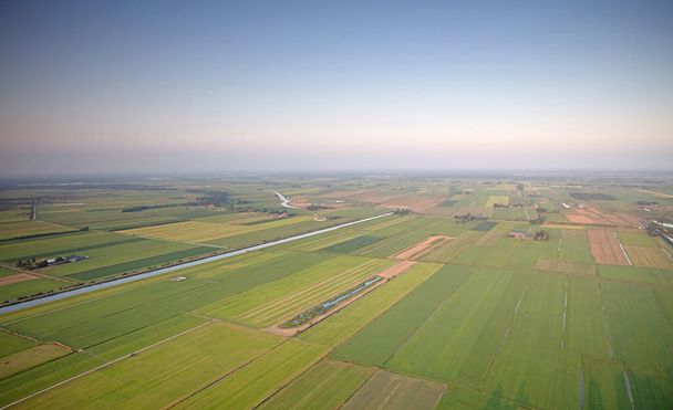 Αγροτικό τοπίο της Friesland, μιας από τις βόρειες επαρχίες των Κάτω Χωρών - Friesland από ψηλά - Φωτογραφία, εικόνα
