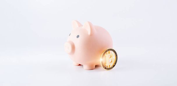 Spórolj a bitcoinnal. Rózsaszín malacka bank kripto érme BTC fehér háttérrel. Pénznem és pénzügyi koncepció bank megtakarítása - Fotó, kép