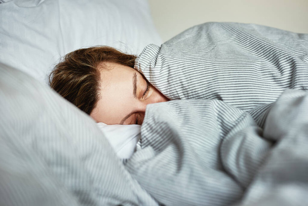 Женщина спит в постели - Фото, изображение