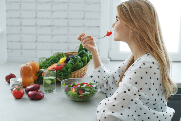 Healthy food woman. Beautiful woman eats a salad. - Photo, Image