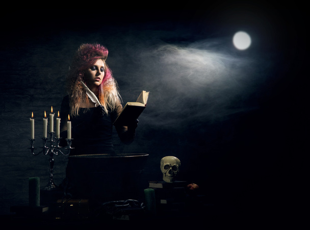 Beautiful witch making witchcraft - Foto, afbeelding