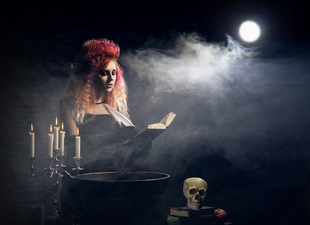 Beautiful witch making witchcraft - Valokuva, kuva