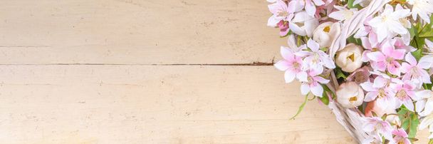 Açık bej renkli, ılık arka planda bahar çiçekleri sepeti. Bahar tatili, Anneler Günü tebrik kartı geçmişi, kopyalama alanı - Fotoğraf, Görsel