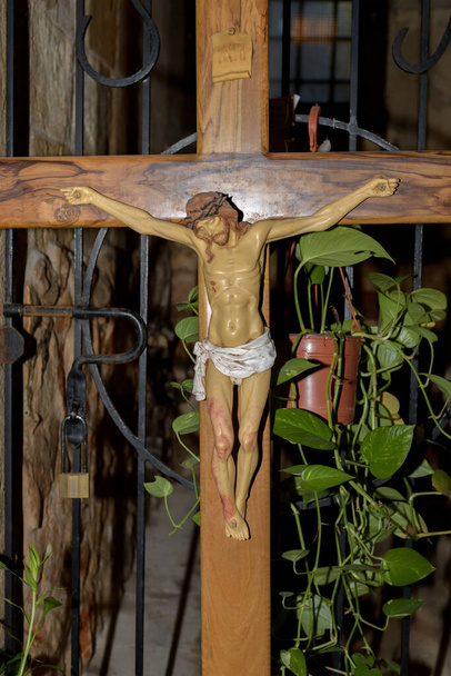 Crocifissione di Gesù Cristo in una chiesa. Gesù Cristo su una croce di legno. Pasqua, concetto di resurrezione. Contesto religioso. Immagine verticale - Foto, immagini