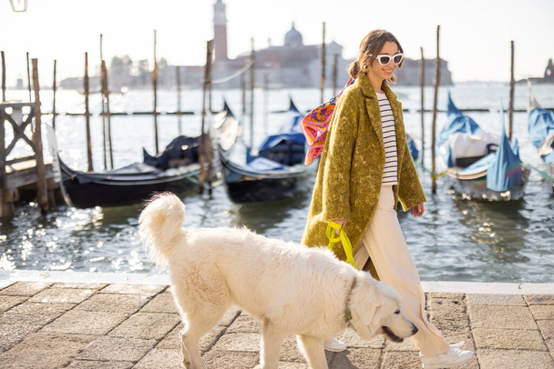 ヴェネツィア,イタリアの犬と一緒に歩くスタイリッシュな女性 - 写真・画像