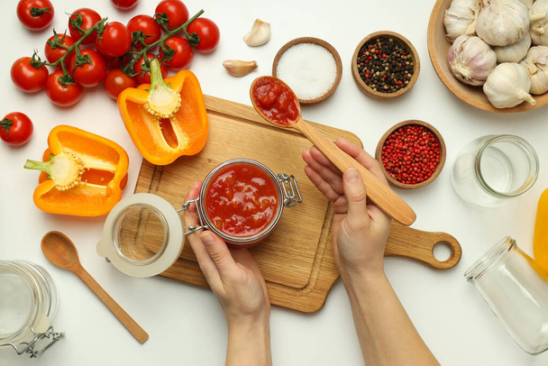 Концепция острого соуса с Аджикой, вид сверху - Фото, изображение