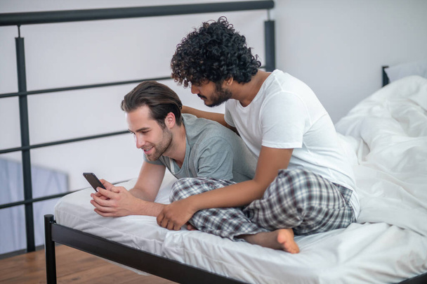 Dos hombres gay viendo fotos en el teléfono inteligente - Foto, imagen