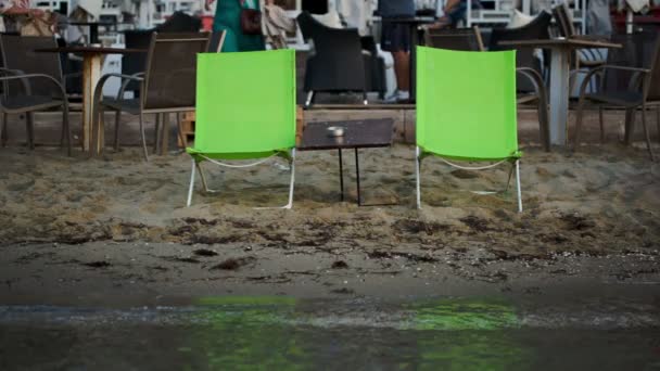 Dos tumbonas con mesa en la playa
 - Metraje, vídeo