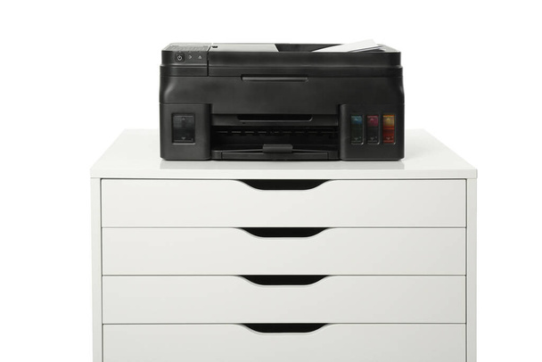 Cómoda con impresora moderna sobre fondo blanco - Foto, imagen