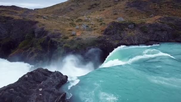 Vista aérea de la cascada de Salto Grande en el Parque Torres Del Paine, Chile - Metraje, vídeo