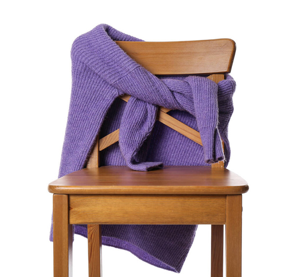 Stylový pletený fialový svetr na dřevěné židli proti bílému pozadí - Fotografie, Obrázek