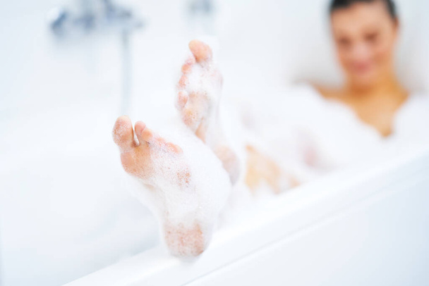 Jovem mulher morena agradável tendo banho na banheira - Foto, Imagem