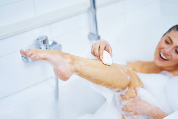 Nuori mukava brunette nainen ottaa kylpy kylpyammeessa - Valokuva, kuva