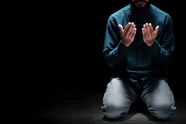 Muslim man praying in the mosque - Foto, immagini