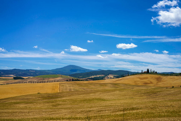 Paisaje rural a lo largo de la carretera de Cassia cerca de Castiglione, provincia de Siena, Toscana, Italia, en verano - Foto, Imagen