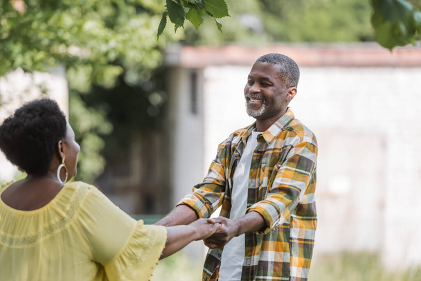 starsza afrykańska para uśmiecha się i tańczy w parku - Zdjęcie, obraz