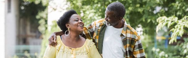heureux couple afro-américain senior marche dans le parc, bannière - Photo, image