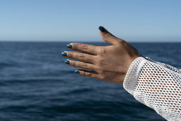 negro mujer manos detalle en el fondo del mar se unió a orar - Foto, imagen