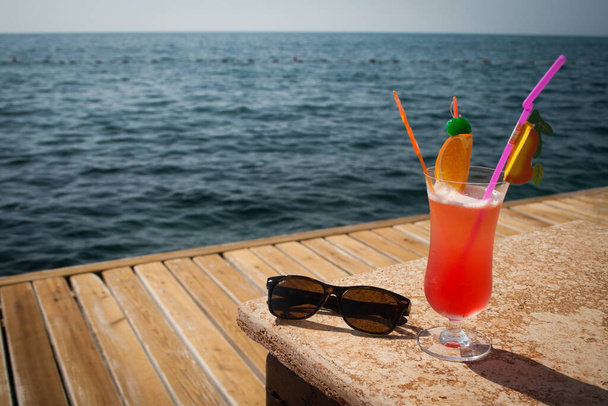 Cocktail estivo in spiaggia con occhiali da sole - Foto, immagini