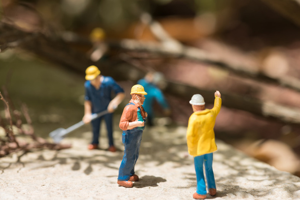 Miniaturarbeiter räumen umgestürzte Bäume weg - Foto, Bild