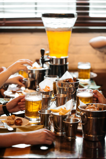 Набір столів з пивом та солоними закусками
 - Фото, зображення