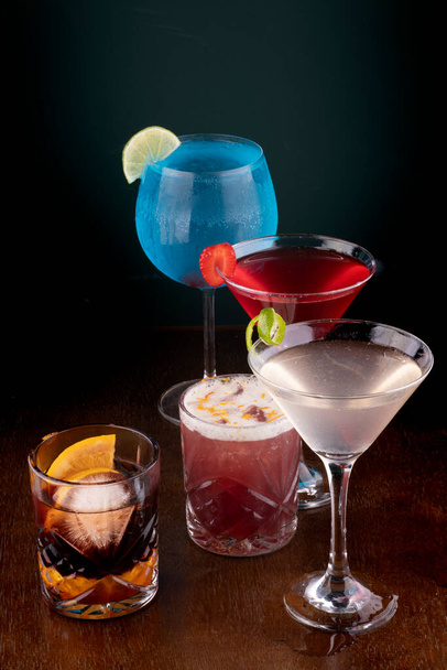 mixologie - collection de cocktails colorés sur table en bois. - Photo, image