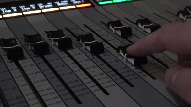 Digitale mixen muziekconsole en menselijke hand. Digitale muziekcomponent. - Video