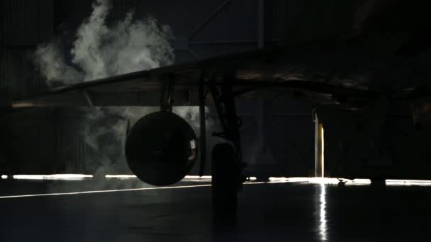Fighter Jet в Ангаре, Warplane в Ангаре.  - Кадры, видео