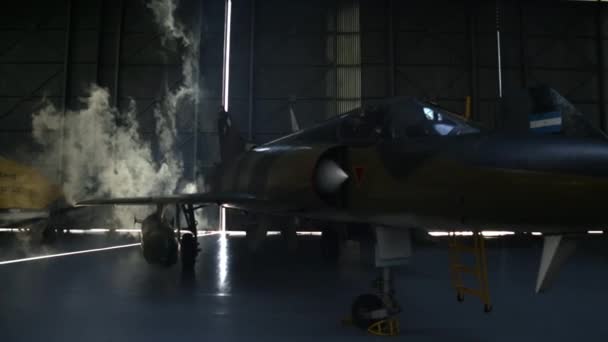 Серия Dassault Mirage III C ВВС в Ангаре, реактивный истребитель в Ангаре, военный самолет внутри Ангары.   - Кадры, видео