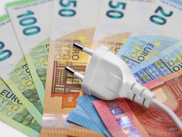 bílá zástrčka na eurobankovkách, koncept zvýšení cen elektřiny. - Fotografie, Obrázek