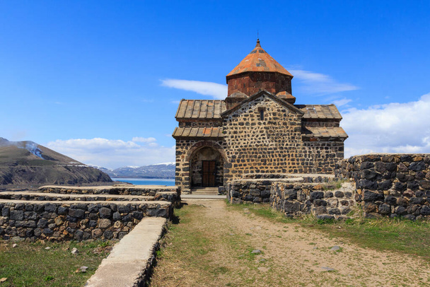 De gebouwen van het oude klooster van Sevanavank bij het meer van Sevan in Armenië  - Foto, afbeelding