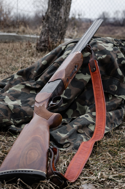 vista da vicino del fucile militare sulla giacca mimetica nella foresta - Foto, immagini