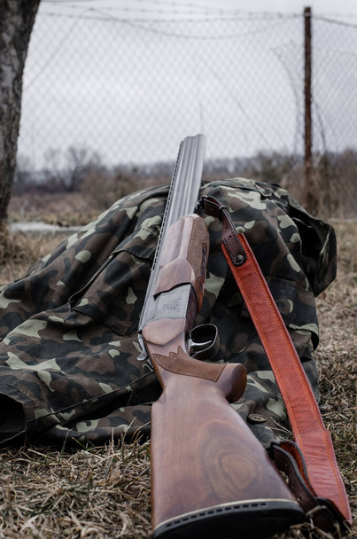rifle militar en camuflaje chaqueta en el bosque - Foto, Imagen