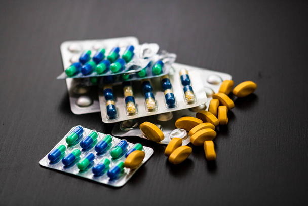 Prášky na kapsle, léky a vitamíny na stole - Fotografie, Obrázek