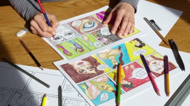 Ένας καλλιτέχνης σχεδιάζει μια ιστορία, ζωγραφίζει στο χέρι τέχνη, σκίτσο ιστορία κόμικ - Πλάνα, βίντεο