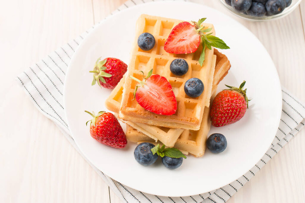 Kahvaltıda Belçika waffle 'ı. Tatlı yemek konsepti.  - Fotoğraf, Görsel