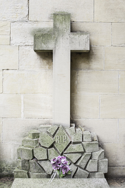 Cruz con piedras
 - Foto, imagen