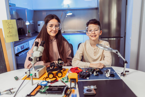 Niños haciendo un robot en casa. Educación en robótica en casa. - Foto, Imagen