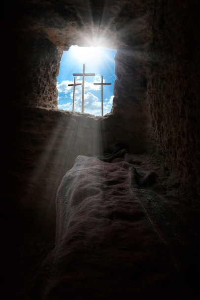 Pääsiäisaamu, Golgatan kukkula ristin silueteilla, ylösnousemuksen tausta auringonvalolla, abstrakti tausta tekstitilalla - Valokuva, kuva