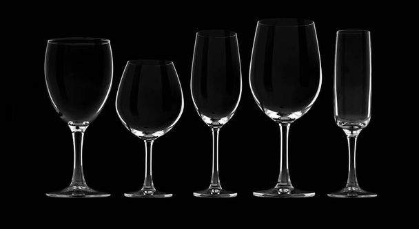 Leere Weingläser, isoliert auf schwarzem Hintergrund.  - Foto, Bild