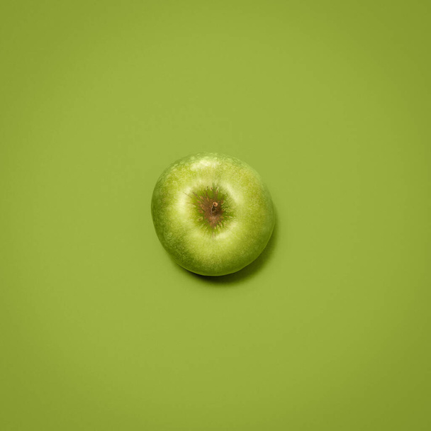 Una manzana al día. Tiro de una manzana verde sobre un fondo de estudio vacío. - Foto, Imagen