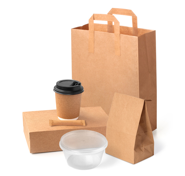 Tasse à café et boîtes à nourriture isolées sur fond blanc - Photo, image