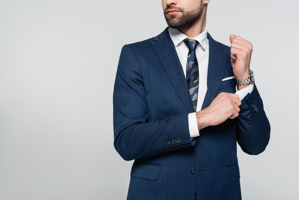 обрізаний вид бородатого бізнесмена в коригувальному рукаві ізольований на сірому
 - Фото, зображення