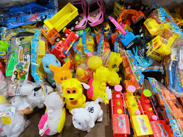 Kinderspielzeug und Tierspielzeug im Spielwarenladen zum Verkauf in Indien - Foto, Bild