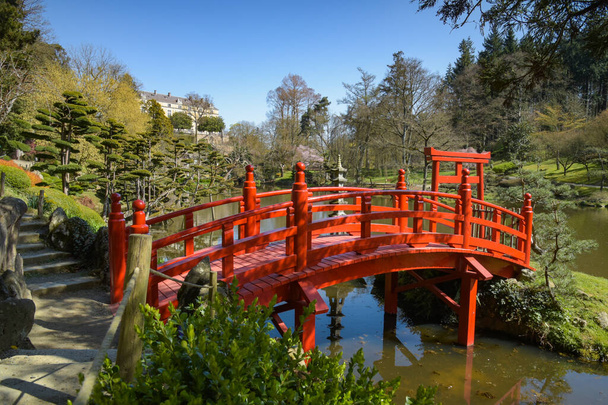 θέα σε μια όμορφη κόκκινη γέφυρα στον ανατολίτικο κήπο του Maulevrier - Φωτογραφία, εικόνα