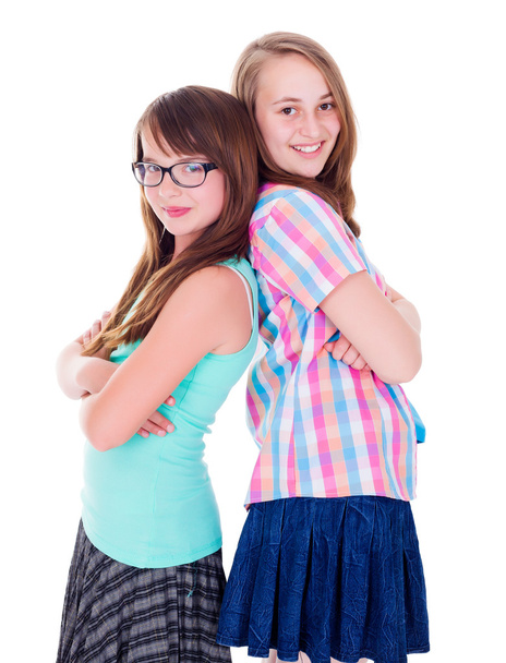 Portret van twee tienermeisjes permanent back-to-back - Foto, afbeelding