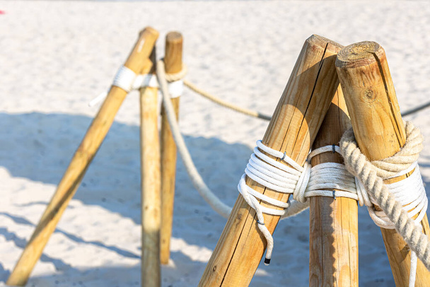 Detail, dřevěné sloupky na písečné pláži. - Fotografie, Obrázek