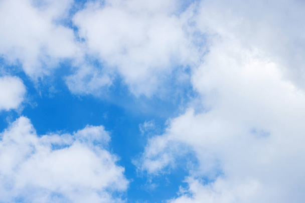 Прекрасные голубые облака в небе. Голубой фон неба. - Фото, изображение